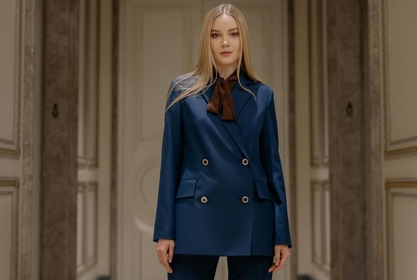 Comment intégrer des pièces en tweed dans une tenue de bureau sans paraître vieillotte?