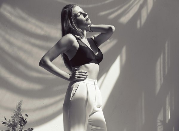 Quelles astuces pour porter des pantalons taille haute avec des tops courts?